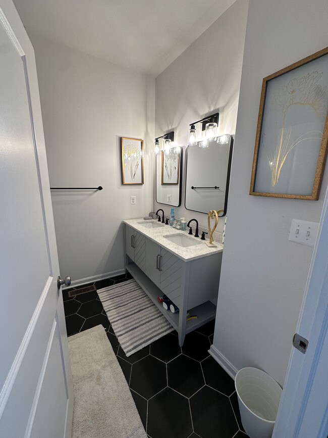 Spacious Bathroom - 3404 Hamilton Ave