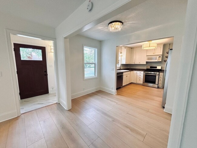 Building Photo - Stunning 2 Bedroom Home in The Heart of Go...
