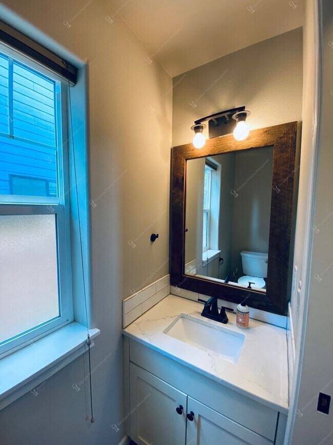 Building Photo - Desirable Modern & Charming Westside 2BR -...