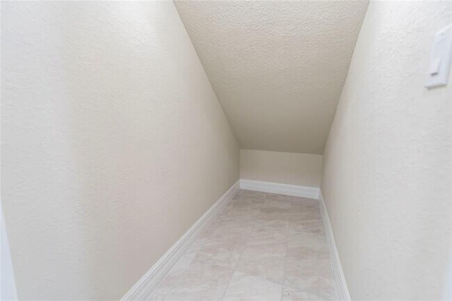 Building Photo - 4828 Chantilly Rd