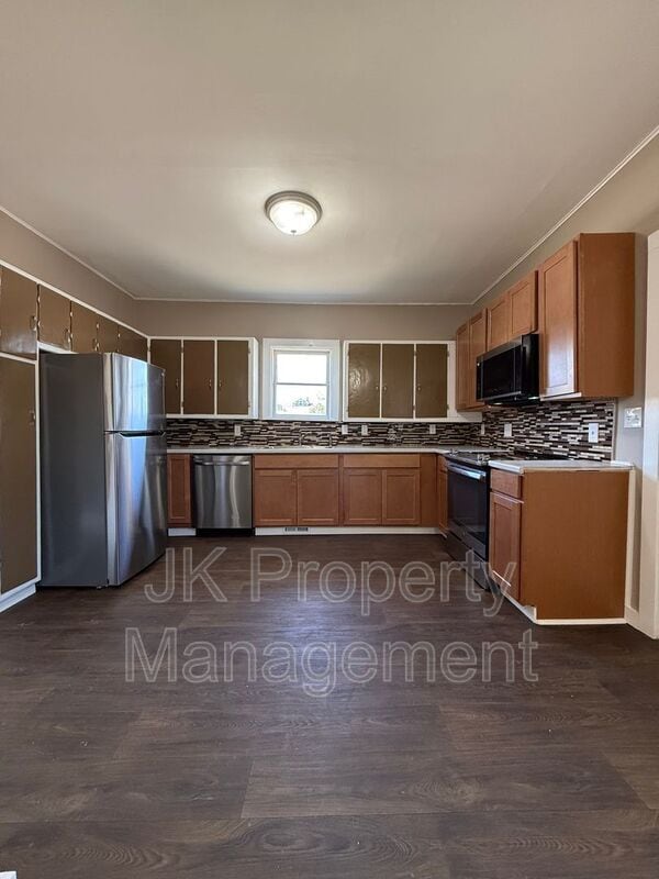 Building Photo - 701 8th Ave S