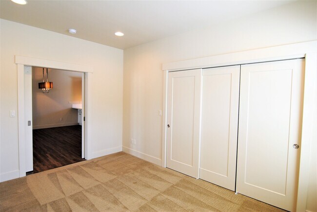 Building Photo - 1712/1714 Danny Boy Ln. Duplex