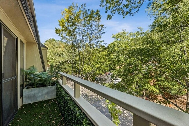 Building Photo - 25316 Plantation Dr NE