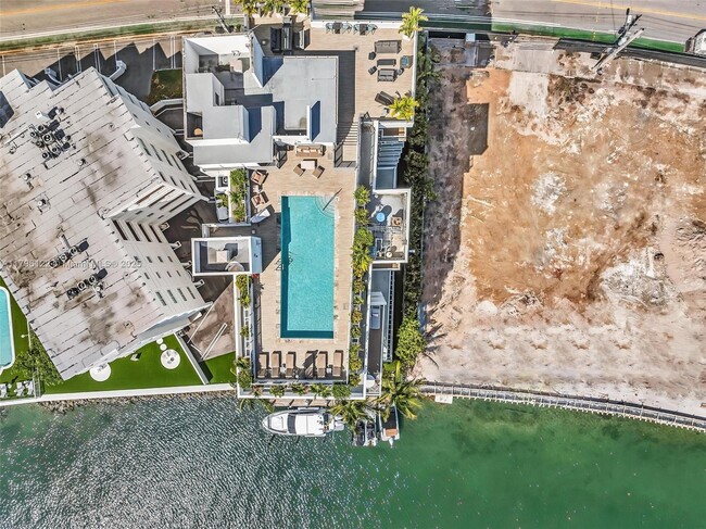 Building Photo - 9901 E Bay Harbor Dr