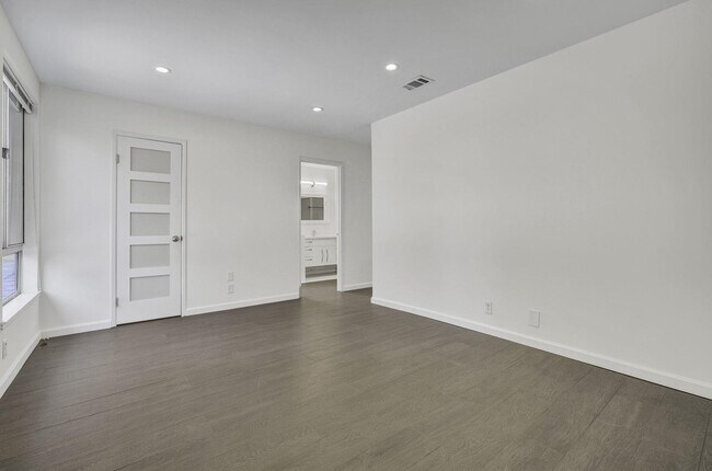 Building Photo - 312 N Alamo Dr