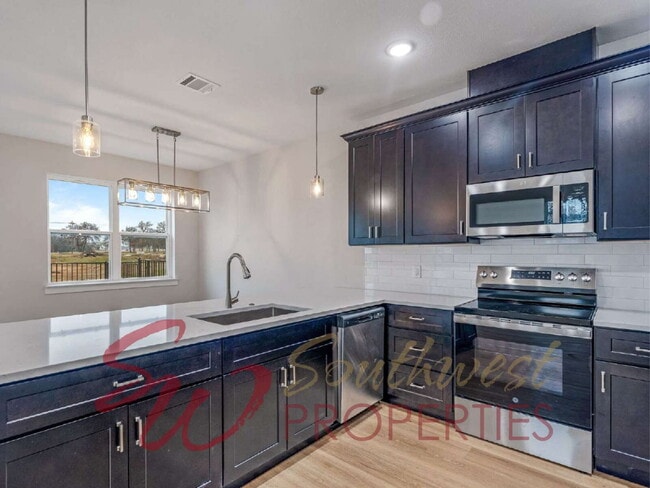 Building Photo - Gorgeous 3 bedroom townhome with a quick, easy walk to TSU campus!