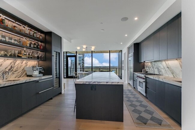 Building Photo - 610 Davis St