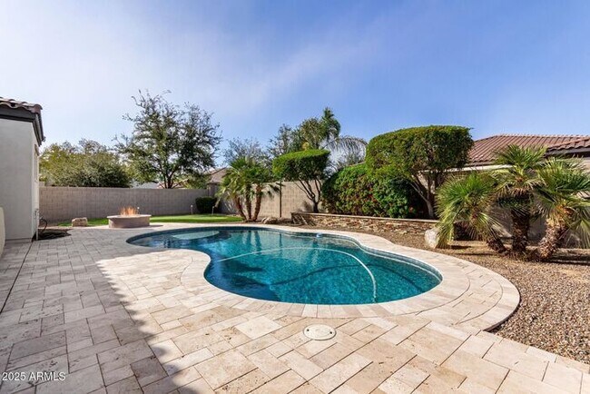 Building Photo - Stunning 4 bedroom, 3 bathroom home in the...