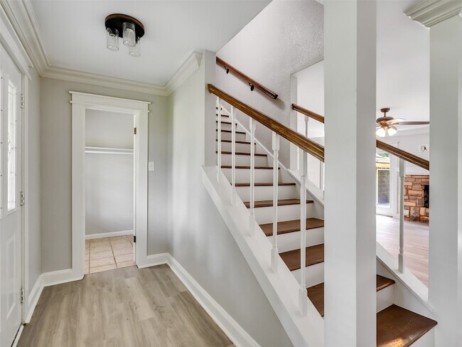 Building Photo - 612 Orangewood Dr