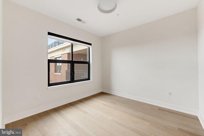 Building Photo - 701 Swann Ave