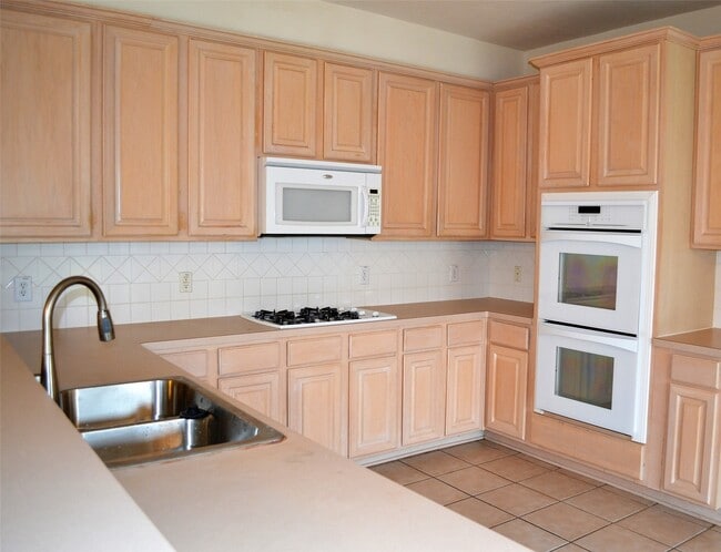 Building Photo - 5515 Gatesprings Ln