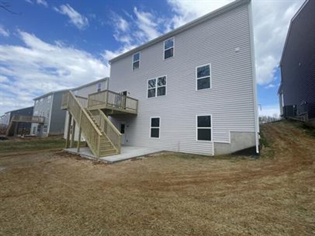 Building Photo - Newer Home off Hurstbourne