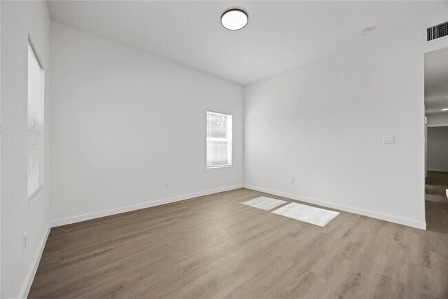Building Photo - 330 Clearwater St
