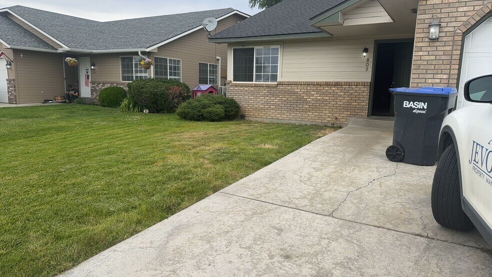 Building Photo - 802 Jamie Dr