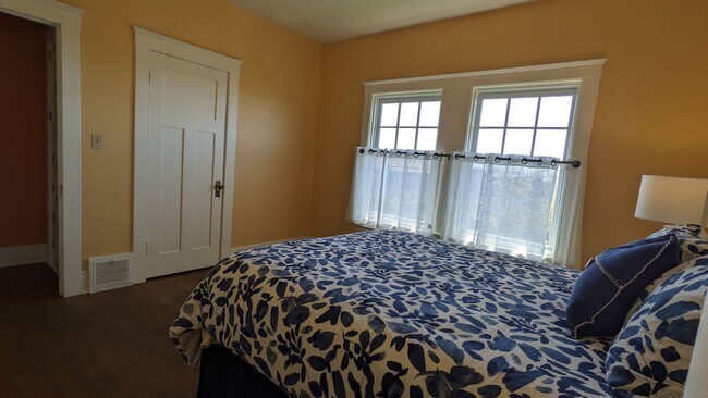 Building Photo - Furnished spacious 2/1 historic home in do...