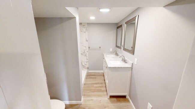 Building Photo - Large Updated 4-Bedroom Home for Rent – Moline