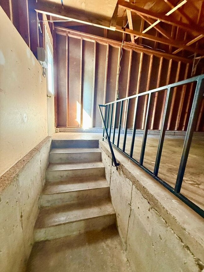 Building Photo - 6 MONTH LEASE SPECIAL! 4 Bed, 2 Bath Single Family Home near City Park!