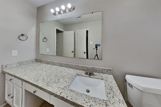 Building Photo - 2908 Piccadilly Circus