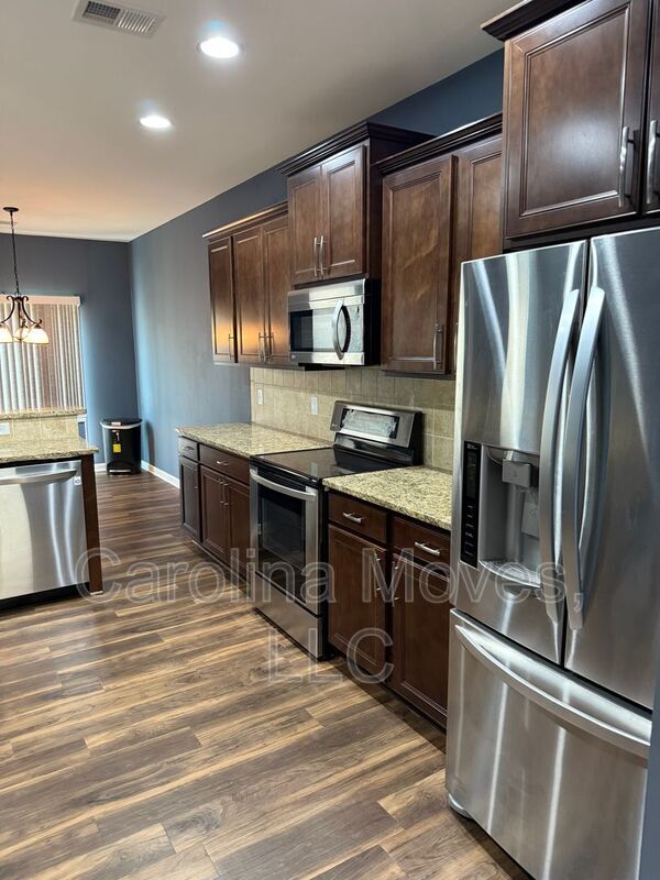 Building Photo - 451 Riverdale Rd