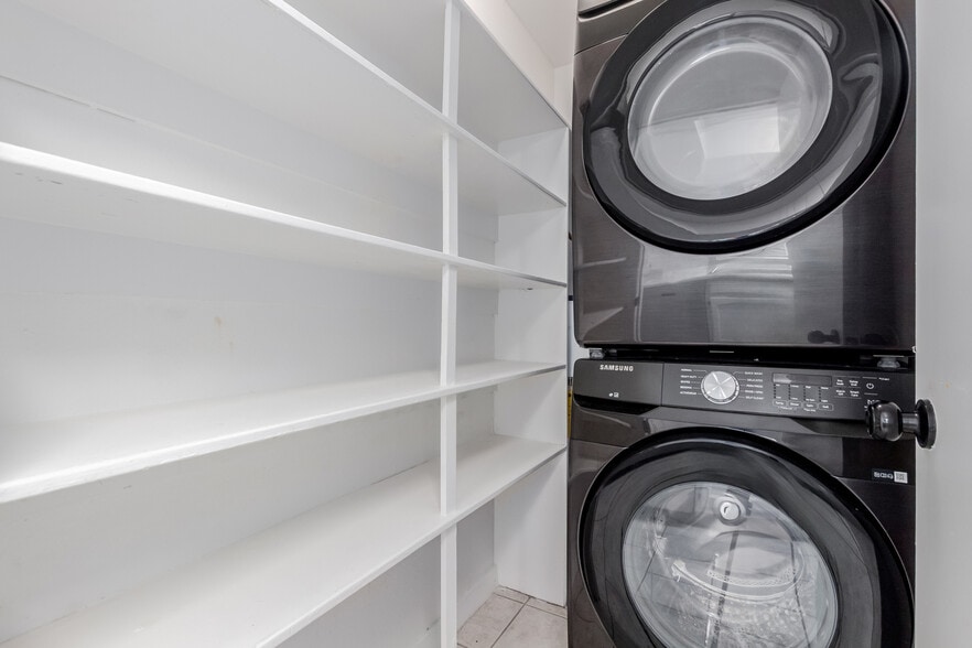 Building Photo - 925 W Peoria Ave