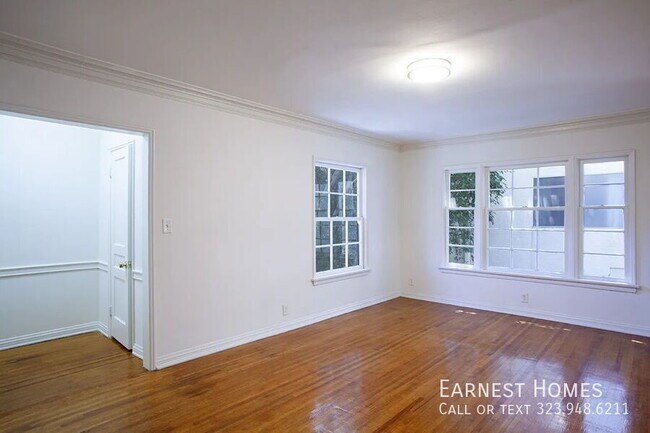Building Photo - 127 N Doheny Dr