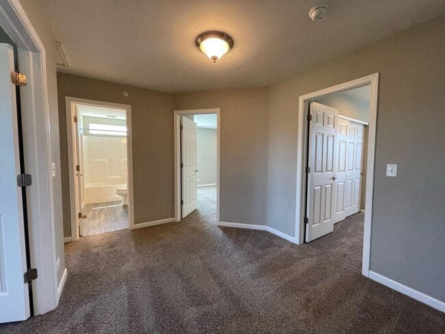Building Photo - Single Family Home in Hoffman Estates