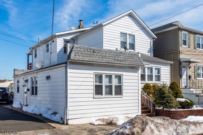 Building Photo - 116 Eagle St