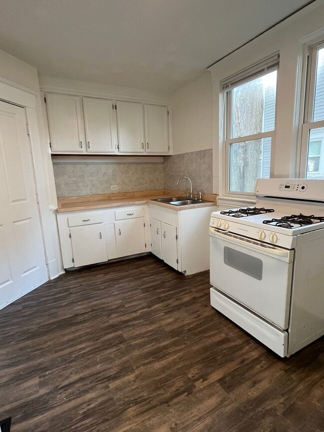 Building Photo - 3 Bedroom Eastown Home!