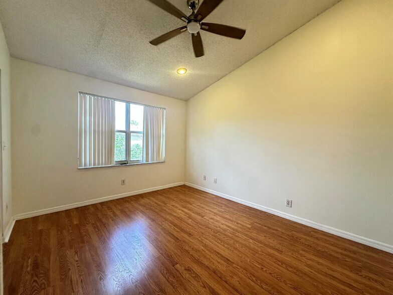 Building Photo - 420 SW 122nd Ave