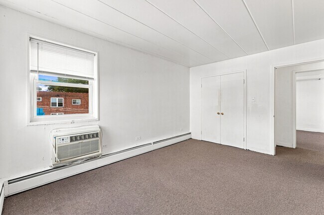 Building Photo - 2025 W Granville Ave