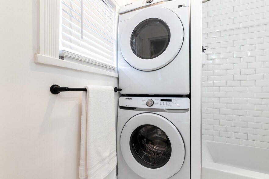 Building Photo - 6008 Carlton Way