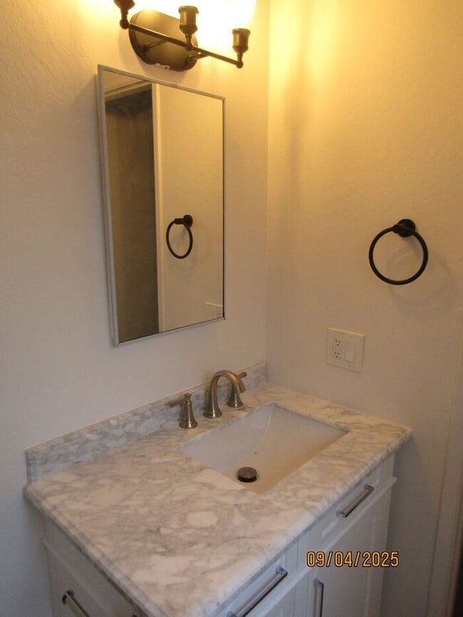 Building Photo - Newly remodeled single story home walking ...