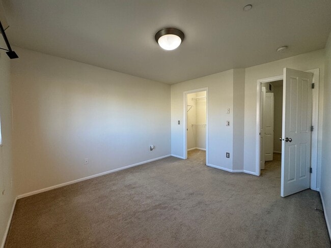 Building Photo - 2 Bed, 3 Bath in Cordata Neighborhood