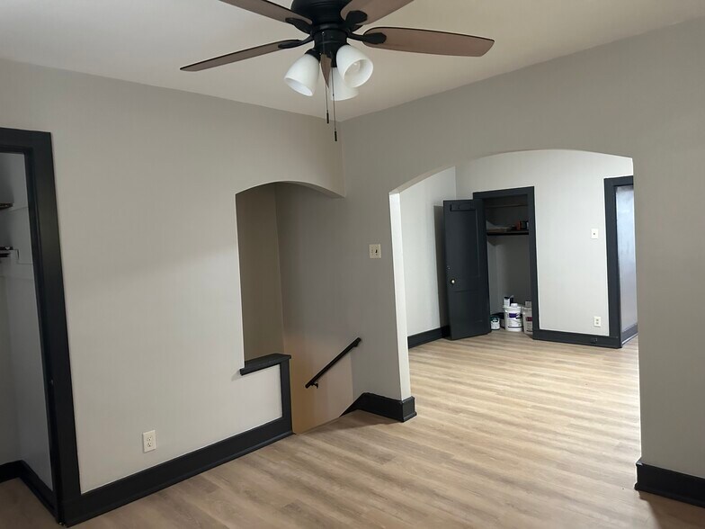 Building Photo - 4916 Winona Ave