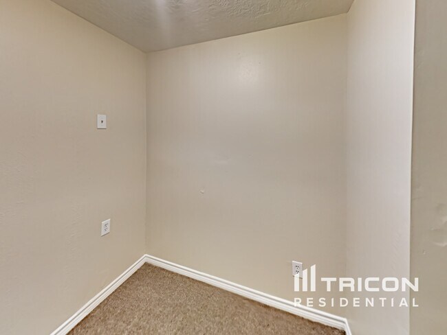 Building Photo - 729 Forest Ln Dr
