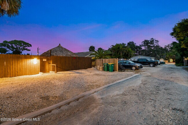 Building Photo - 1672 Pineapple Ave