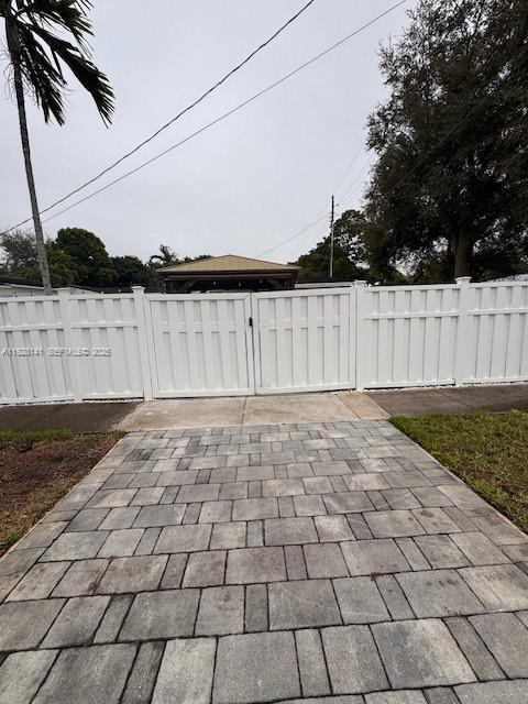 Building Photo - 880 Oriole Ave