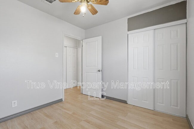 Building Photo - 3827 Devon Ave