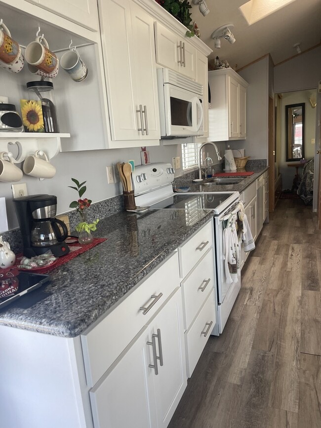 Building Photo - 580 Clarence