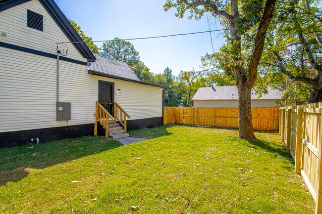 Building Photo - 306 S Schiller St