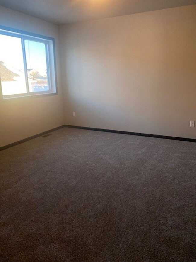 Building Photo - Modern 3 Bedroom Home with Garage & Fenced Yard for Rent!