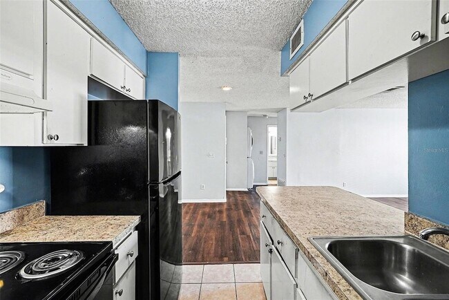 Building Photo - 550 Golden Raintree Pl