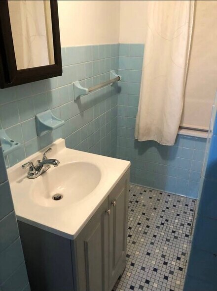 Building Photo - 618 Centre St