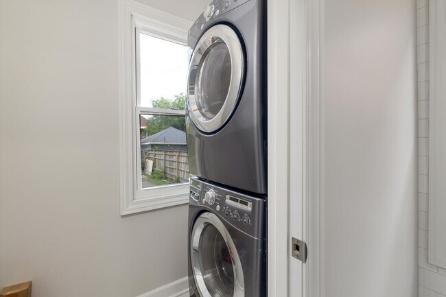 Building Photo - 1456 Virginia Park St