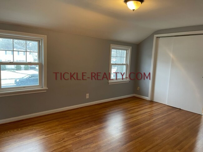 Building Photo - 3 Bedroom, 1 Bath, Central Air, Garage, Fu...