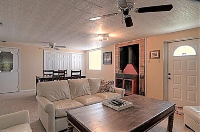 Building Photo - 8705 Township Ct