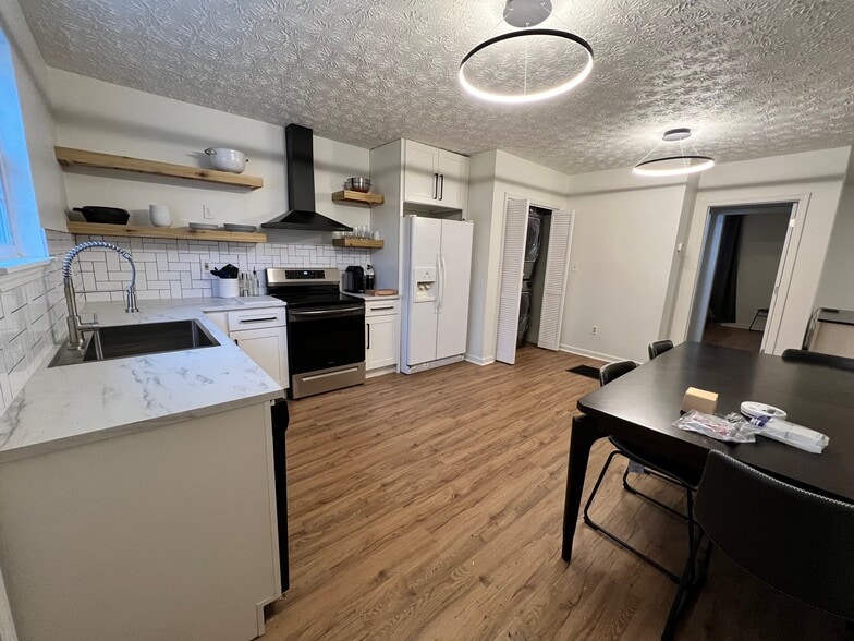 Building Photo - 127 W Franklin St