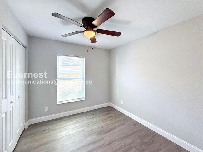 Building Photo - 4 Bed/2 Bath Home with Driveway / Availabl...