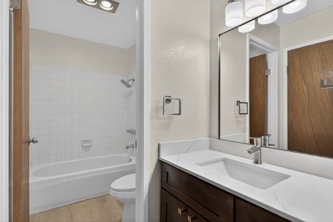 Building Photo - Spacious Condo in Santa Clara - Easy Commute!