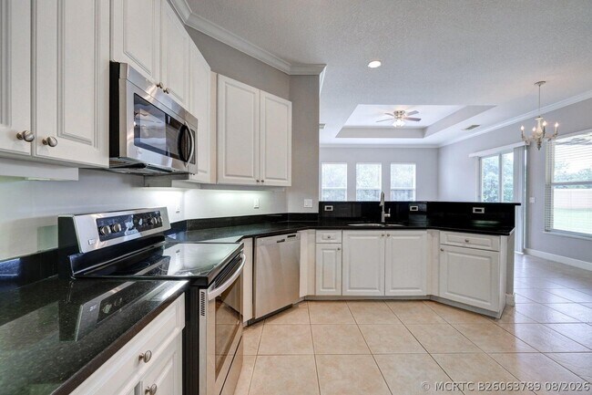 Building Photo - 833 SW Vineland Ct